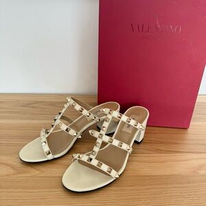 Valentino Garavani sands size 6.5
